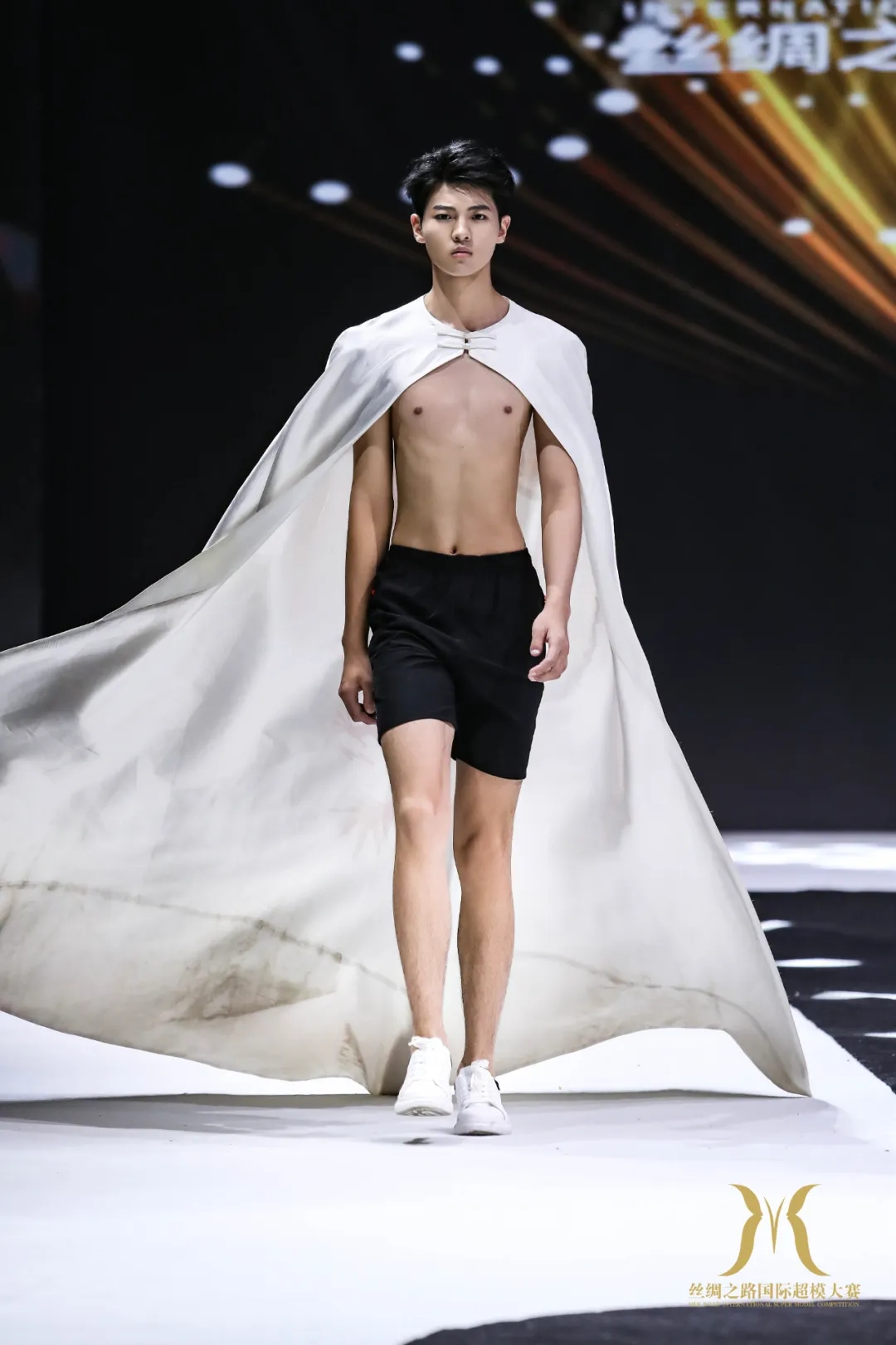 人物專訪|朱泓任：璀璨新星，逐夢時尚