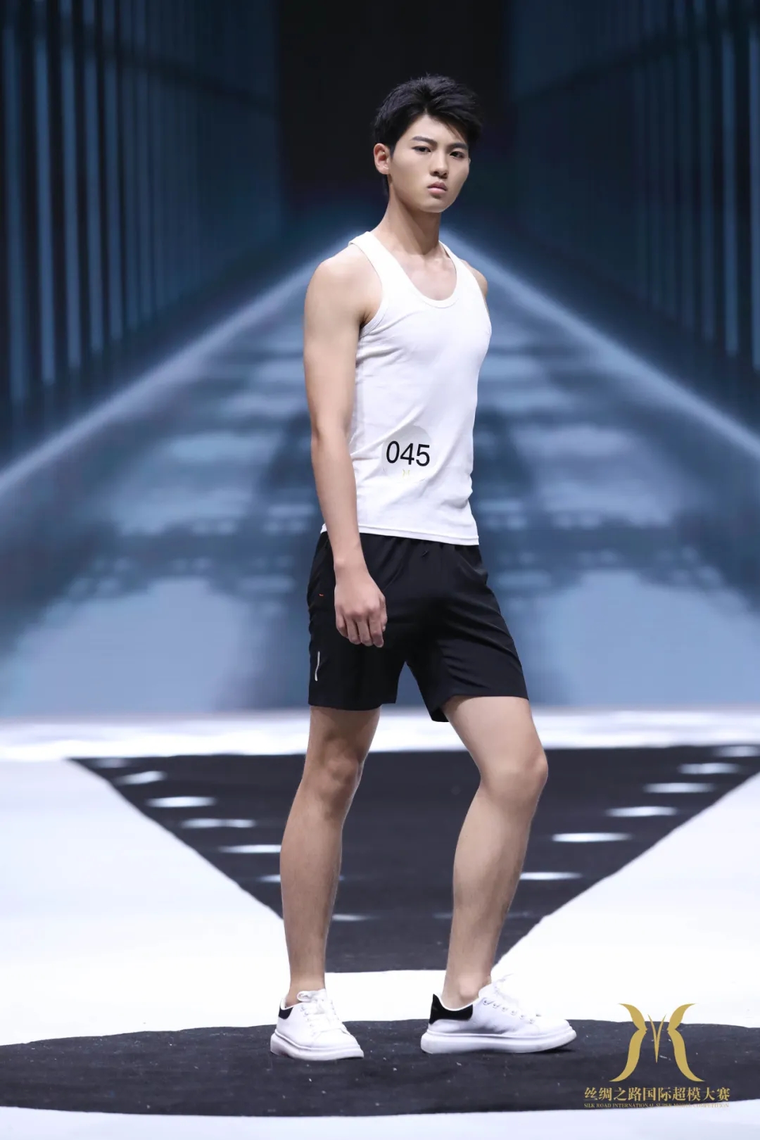 人物專訪|朱泓任：璀璨新星，逐夢時尚