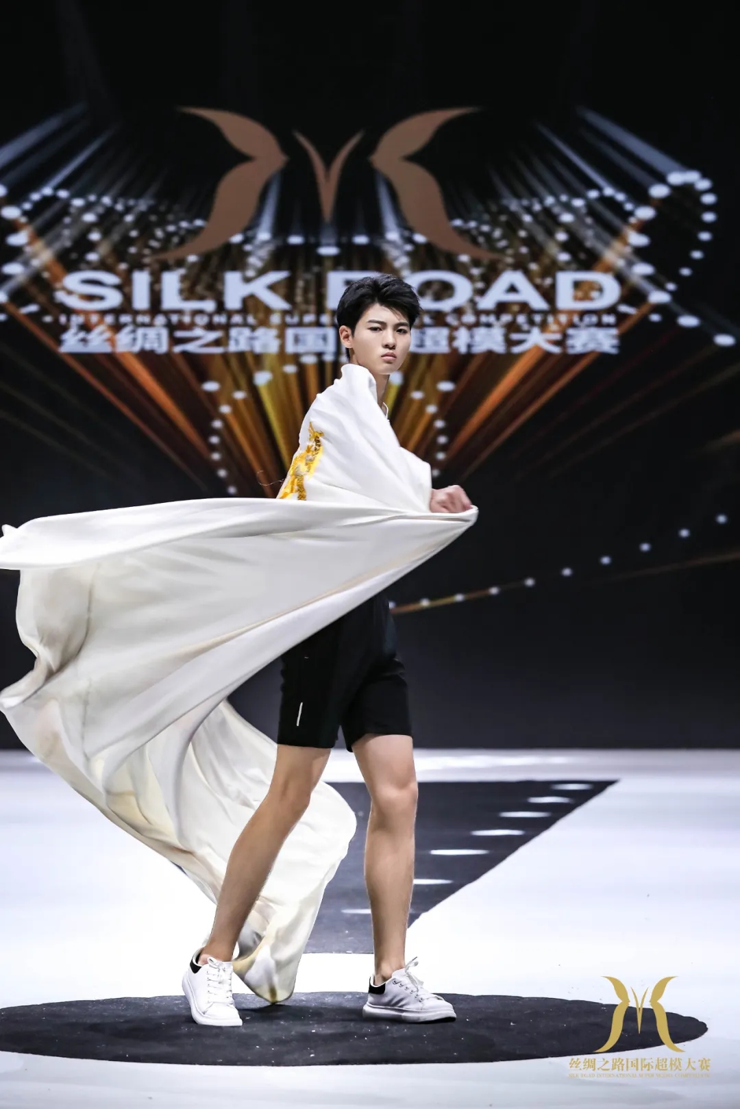 人物專訪|朱泓任：璀璨新星，逐夢時尚