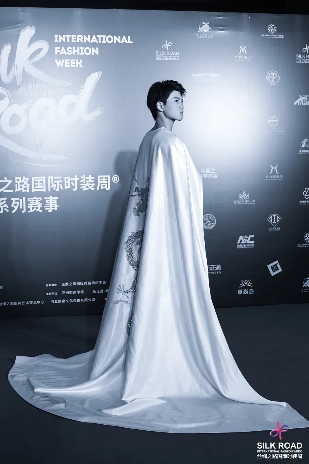 人物專訪|朱泓任：璀璨新星，逐夢時尚