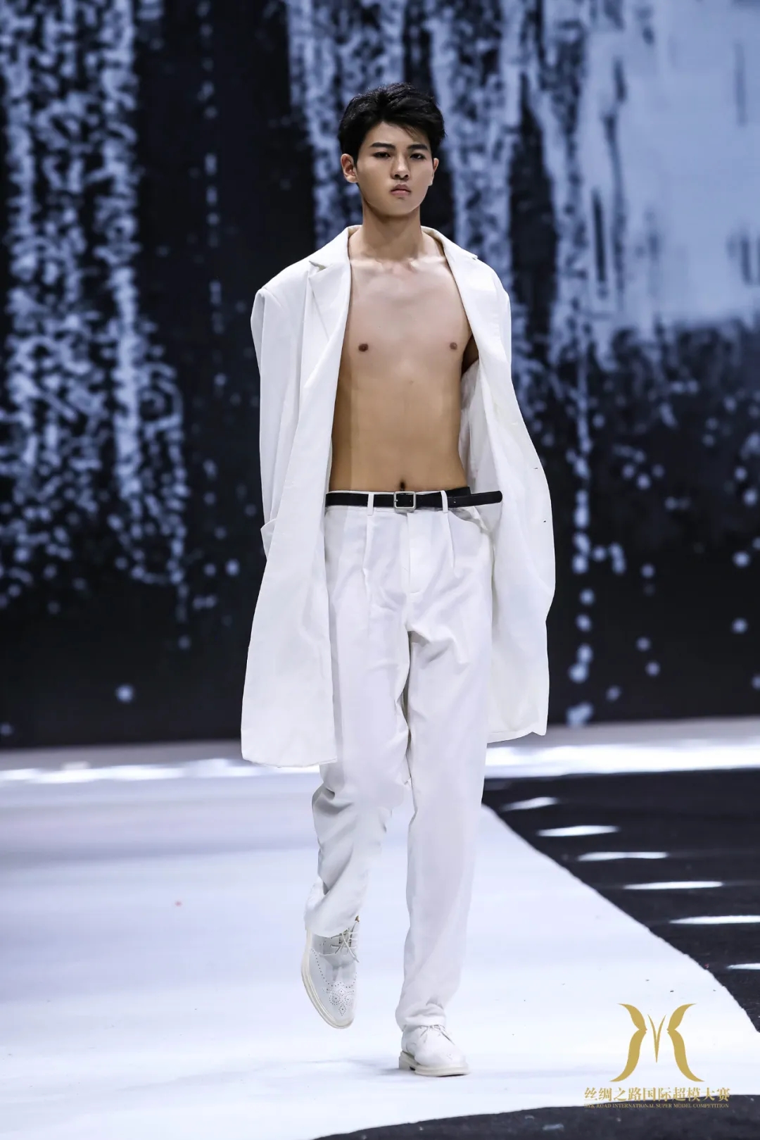 人物專訪|朱泓任：璀璨新星，逐夢時尚