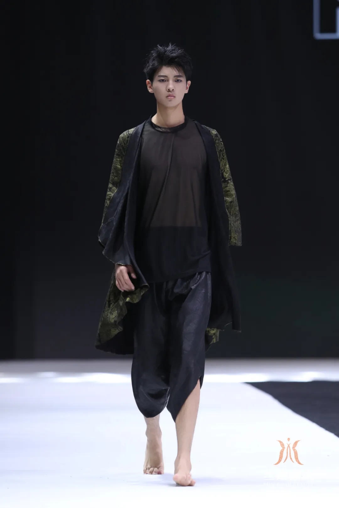 人物專訪|朱泓任：璀璨新星，逐夢時尚