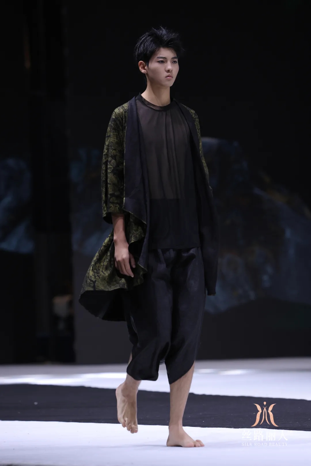 人物專訪|朱泓任：璀璨新星，逐夢時尚